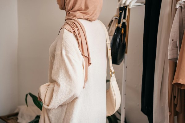 Ein fest der bayerischen genüsse: selbstgemachter obazda und frisch gebackene brezeln genießen!